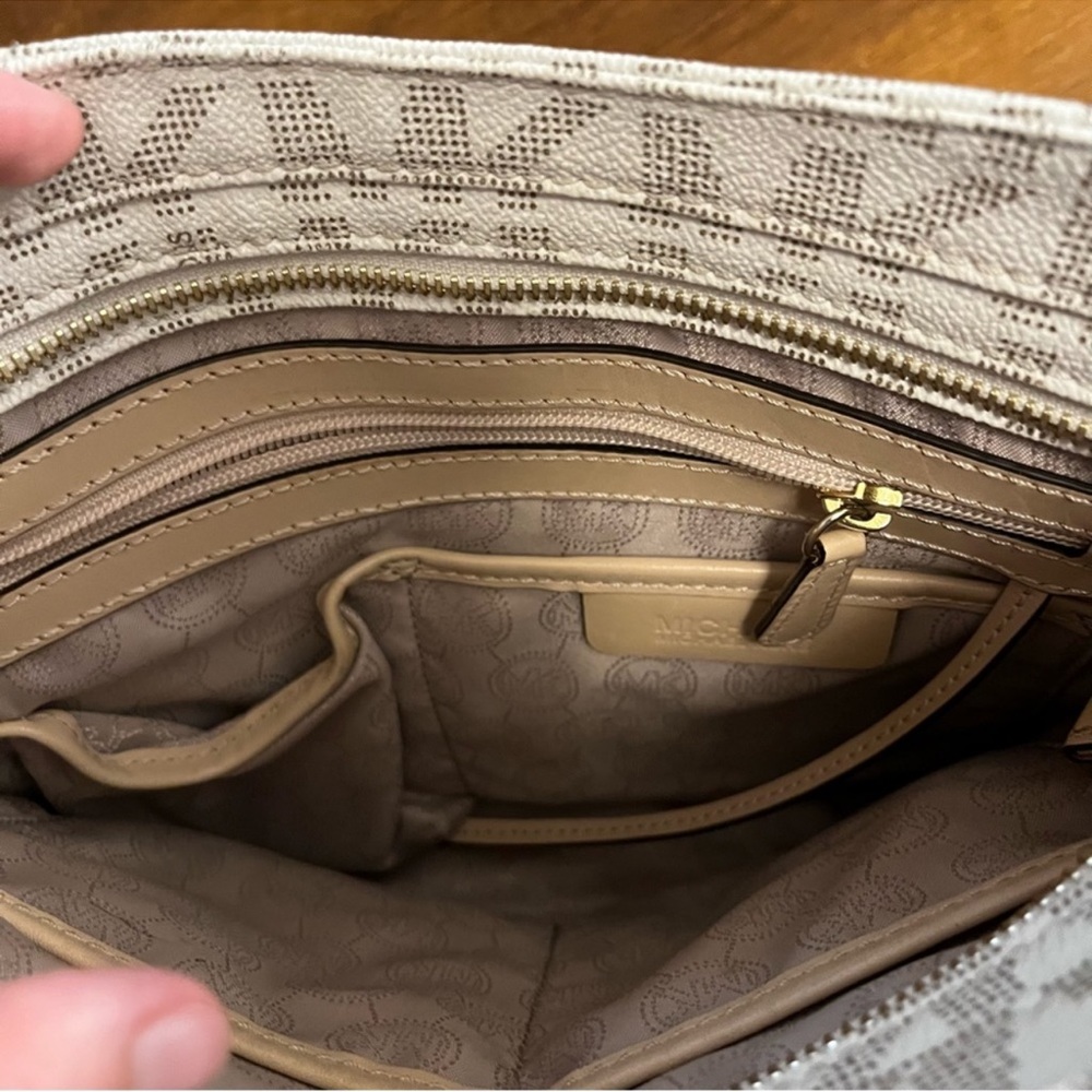(Michael Kors) cross body travel bag never used - Picture 8 of 15